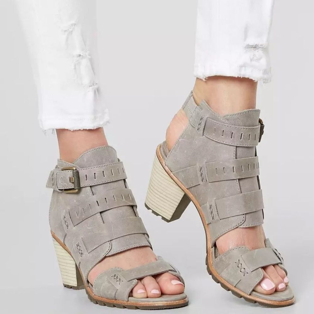 Sorel Nadia Buckle Leather Heeled Sandal in Grey/Kettle Size 8